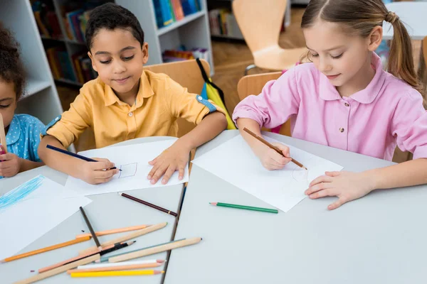 Crianças Multiculturais Bonitos Desenho Papéis Com Lápis Cor — Fotografia de Stock