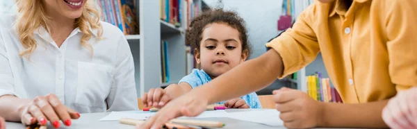 Tiro Panorámico Mujer Feliz Cerca Lindos Niños Afroamericanos — Foto de Stock