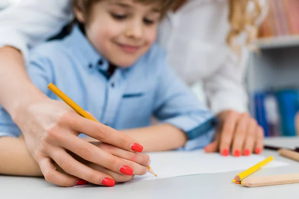 Selektiv Fokusering Kvinnan Ritning Med Happy Kid — Stockfoto