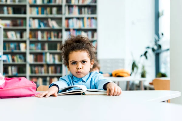 Niño Afroamericano Aburrido Sentado Cerca Libro Biblioteca — Foto de Stock