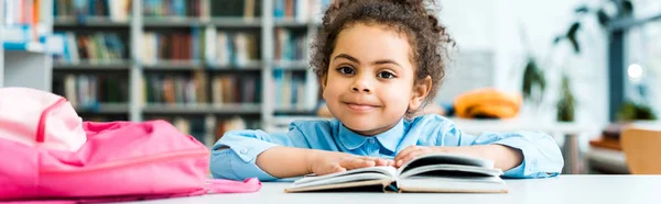 Tiro Panorâmico Criança Americana Africana Feliz Sentado Perto Livro Biblioteca — Fotografia de Stock