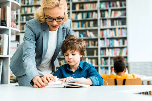 Selective Focus Attractive Woman Glasses Standing Kid Reading Book — Stock Photo, Image