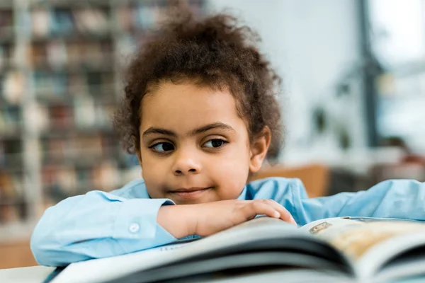 Selektiver Fokus Glücklicher Afrikanisch Amerikanischer Kinder Neben Buch Auf Dem — Stockfoto