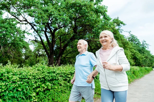 Happy Senior Woman Running Husband Park — Stock Photo, Image