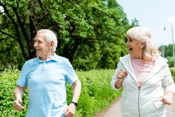 Lycklig Senior Man Och Pensionerad Kvinna Som Springer Parken — Stockfoto