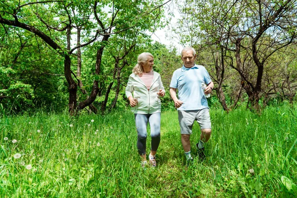 Happy Woman Grey Hair Looking Husband While Running Park — Stock Photo, Image