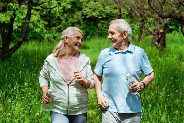 Senior Woman Looking Husband Grey Hair While Running Green Park — Stock Photo, Image