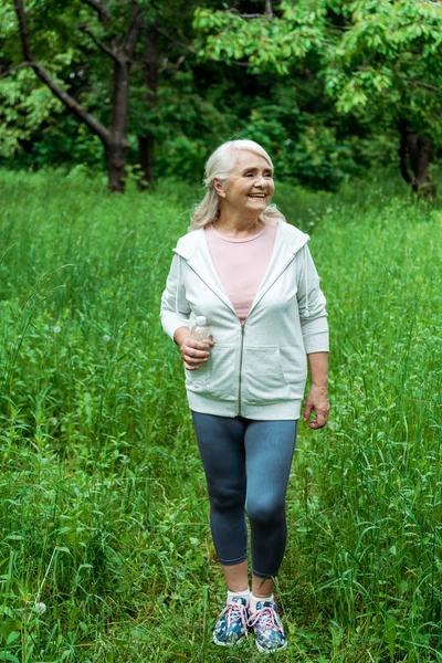 Senior Woman Grey Hair Standing Holding Bottle Water Green Park — Stock Photo, Image