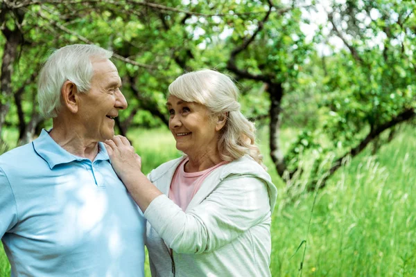 Alegre Jubilado Mirando Feliz Esposa Verde Parque — Foto de Stock