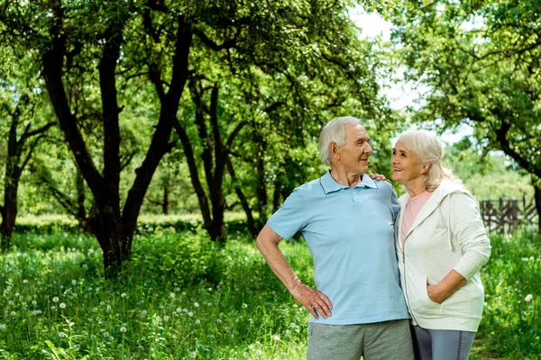 Fröhlicher Senior Steht Mit Hand Auf Hüfte Neben Frau Mit — Stockfoto