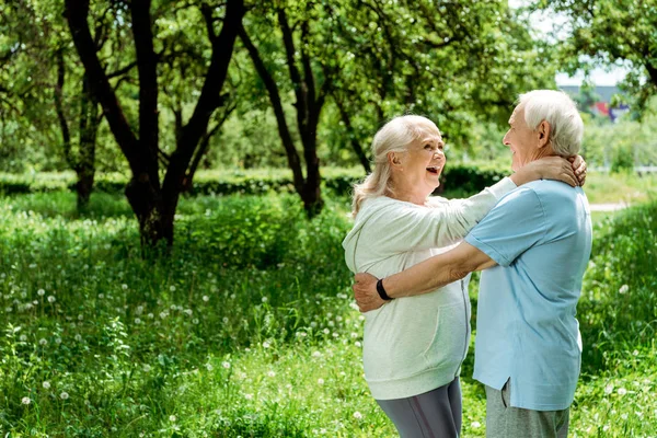 Homem Aposentado Feliz Abraçando Esposa Sênior Parque Verde — Fotografia de Stock