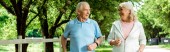 panoráma lövés vidám nyugdíjas nő fut közelében vezető férj a parkban 