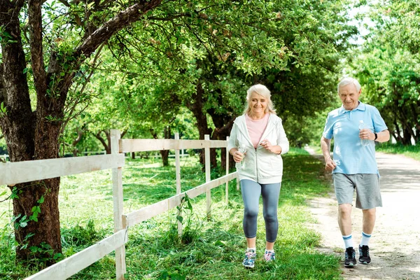 Ευτυχισμένος Συνταξιούχος Άνθρωπος Τρέχει Κοντά Στην Ανώτερη Γυναίκα Στο Πάρκο — Φωτογραφία Αρχείου
