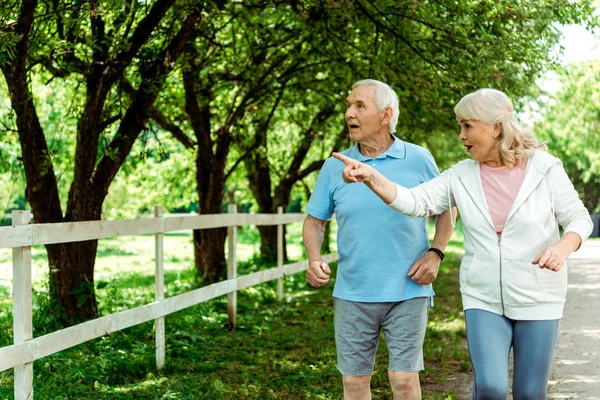 Pensionerad Kvinna Med Grått Hår Som Pekar Med Fingret Nära — Stockfoto