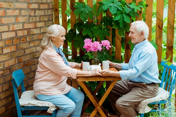 Glücklicher Älterer Mann Hält Händchen Mit Glücklicher Rentnerin — Stockfoto