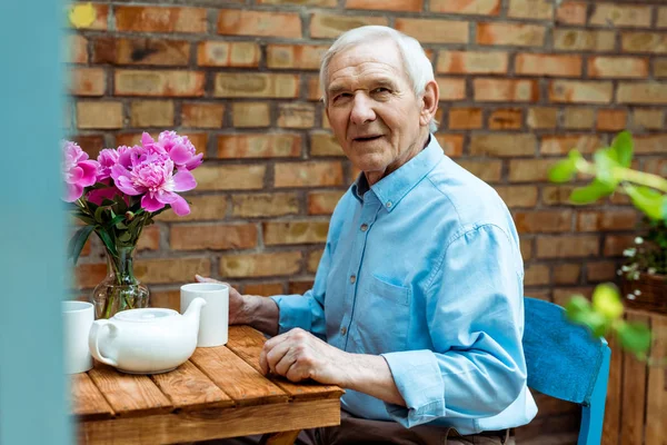 Selective Focus Happy Retired Man Looking Camera While Holding Cup — Stock Photo, Image