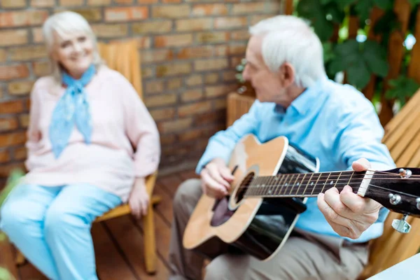 Enfoque Selectivo Marido Retirado Tocando Guitarra Acústica Cerca Esposa —  Fotos de Stock