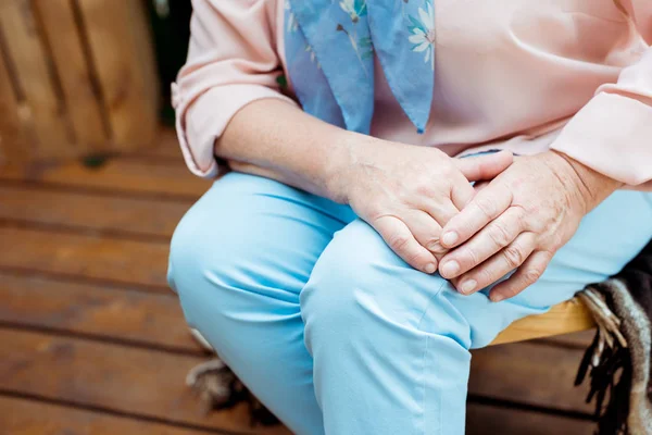 Beskuren Syn Pensionerad Kvinna Sittande Och Med Knäsmärta — Stockfoto