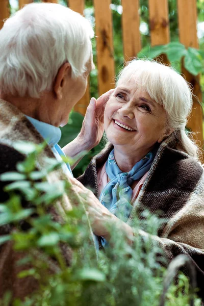 Επιλεκτική Εστίαση Της Ευτυχωμένης Γυναίκας Γκρίζα Μαλλιά Κοιτάζοντας Συνταξιούχο Σύζυγο — Φωτογραφία Αρχείου