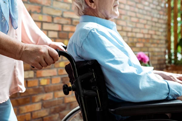 Vista Recortada Del Anciano Discapacitado Sentado Silla Ruedas Cerca Esposa — Foto de Stock