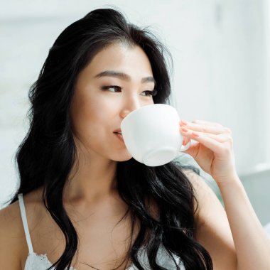 fincan tutarken çay içen güzel taylandlı kadın 