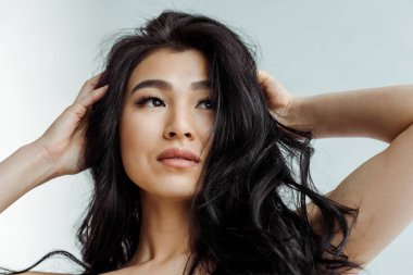 gri saç dokunmadan çekici esmer taylandlı kadın düşük açılı görünümü 