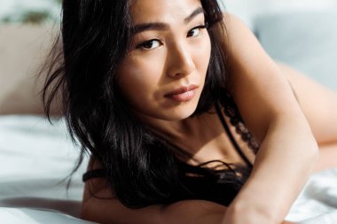 kameraya bakan çekici esmer taylandlı kadının seçici odak