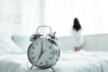 evde duran esmer kadın yakınında çalar saat seçici odak 
