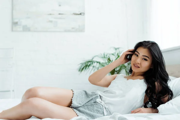 Heureux Asiatique Fille Couché Sur Lit Toucher Cheveux — Photo