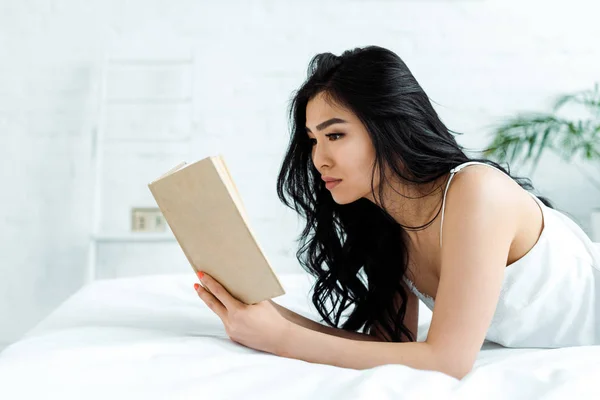 Красива Азіатська Жінка Лежить Ліжку Читає Книгу — стокове фото