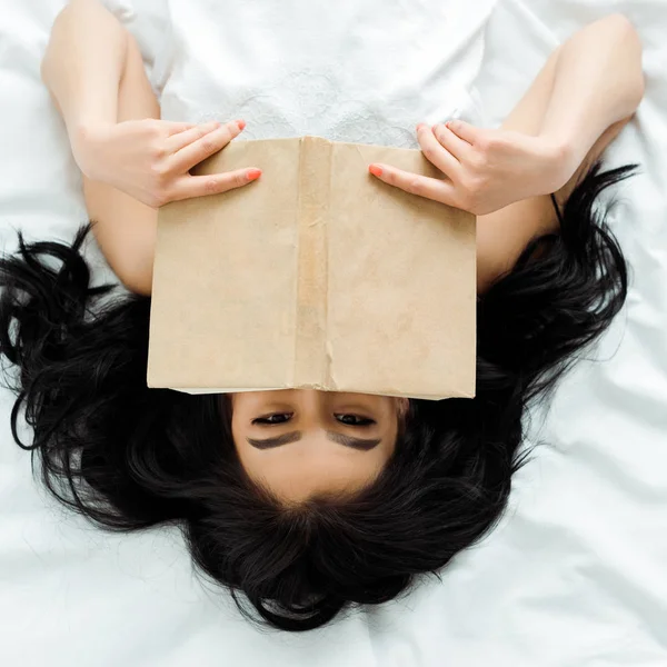 Вид Зверху Тайську Жінку Покриває Обличчя Книгою Лежачи Ліжку — стокове фото