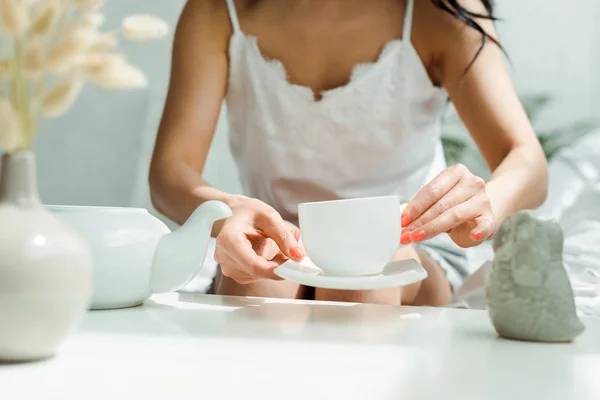 Vista Recortada Niña Sosteniendo Platillo Taza Cerca Tetera — Foto de Stock