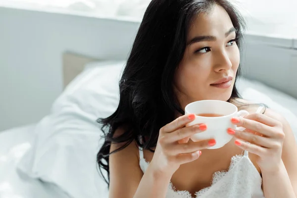 Selektiv Fokus Pretty Thai Kvinna Holding Cup Med — Stockfoto