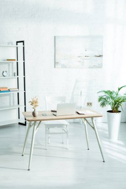 Laptop ve smartphone modern ofis ahşap tablo 