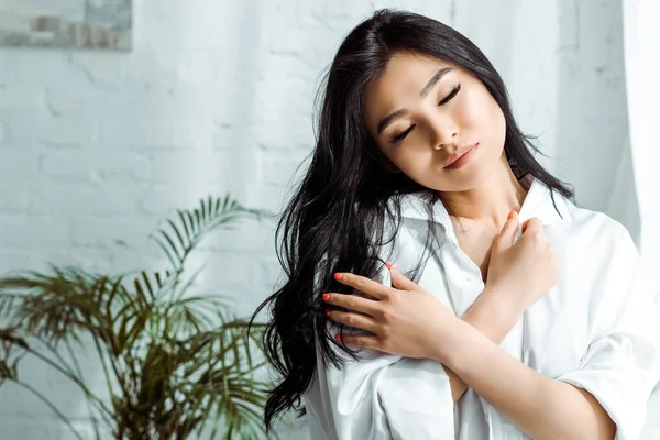 Attractive Thai Woman White Shirt Crossed Arms — Stock Photo, Image