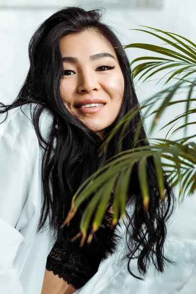 Selektiv Fokus Lycklig Asiatisk Kvinna Tittar Kamera Nära Plant — Stockfoto