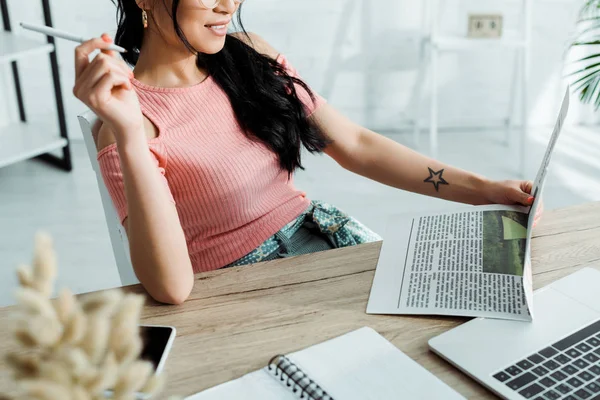 Cropped View Cheerful Woman Reading Newspaper Office — Stock Photo, Image