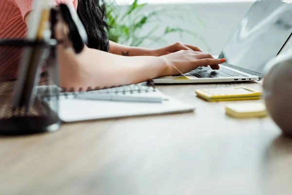 Vista Ritagliata Giovane Donna Digitando Sul Computer Portatile Ufficio — Foto Stock