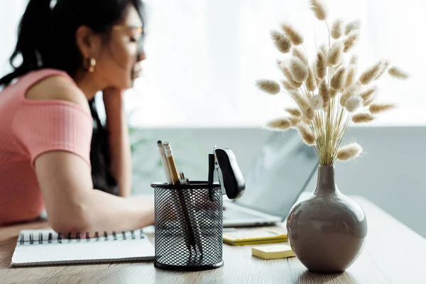 Selective Focus Vase Willow Branches Pen Holder Asian Woman — Stock Photo, Image