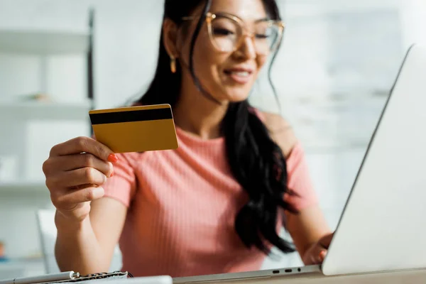 Foco Seletivo Mulher Asiática Óculos Segurando Cartão Crédito Usando Laptop — Fotografia de Stock