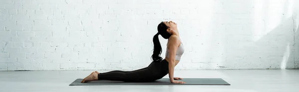 Tiro Panorâmico Bela Mulher Tailandesa Morena Fazendo Exercício Tapete Ioga — Fotografia de Stock