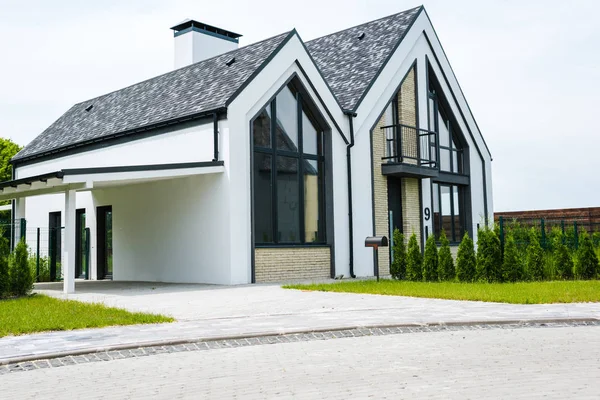 New Modern Luxury Home Windows Doors Green Grass — Stock Photo, Image