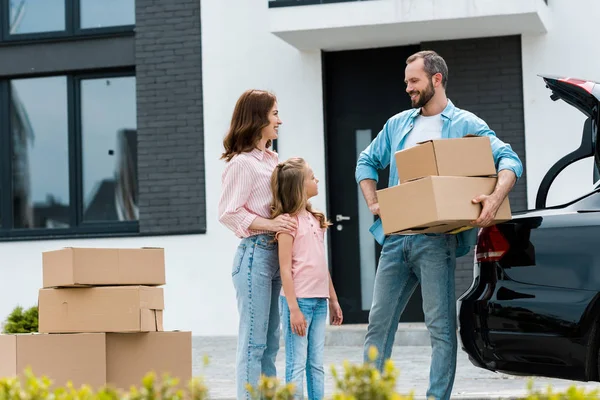 Mujer Feliz Niño Mirando Hombre Barbudo Con Cajas — Foto de Stock