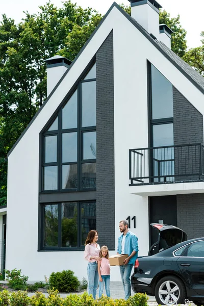 Vrolijke Man Staan Met Doos Buurt Van Vrouw Kind — Stockfoto