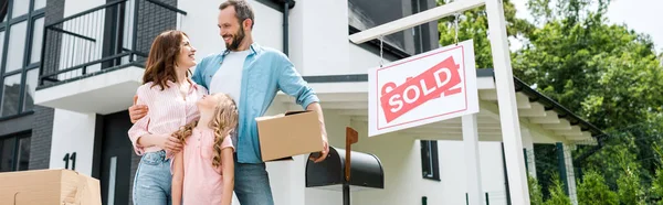 Plano Panorámico Del Hombre Feliz Sosteniendo Caja Pie Con Familia — Foto de Stock