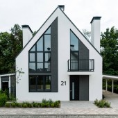 zöld fű közelében új modern és luxus ház 
