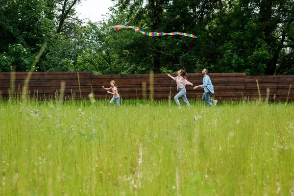 親の近くでカラフルな凧で走っているかわいい子供の選択的な焦点 — ストック写真