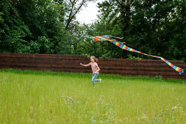 Щаслива Дитина Біжить Різнокольоровим Змієм Зеленій Траві Зовні — стокове фото