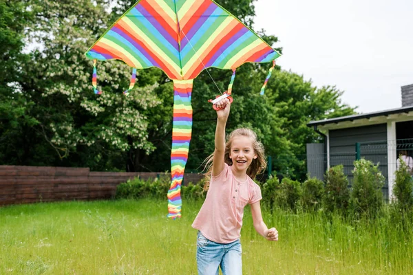 Veselé Dítě Barevným Drakem Zelené Trávě Venku — Stock fotografie