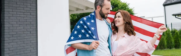 Tiro Panorámico Hombre Barbudo Feliz Pie Con Mujer Atractiva Celebración — Foto de Stock